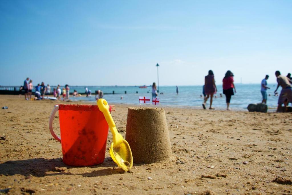 Marine Villa Hotel & Suites - Close To Beach, Train Station & Southend Airport Extérieur photo
