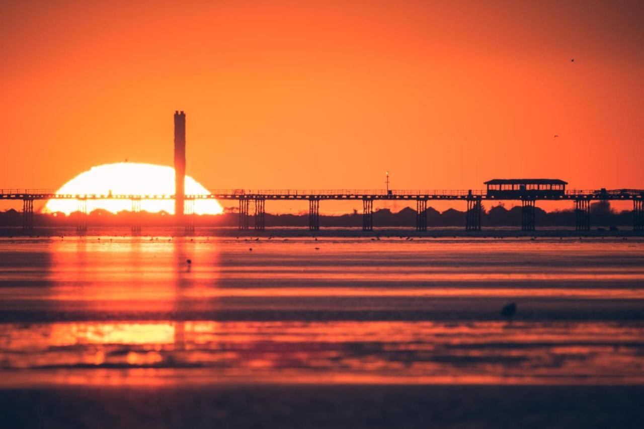 Marine Villa Hotel & Suites - Close To Beach, Train Station & Southend Airport Extérieur photo