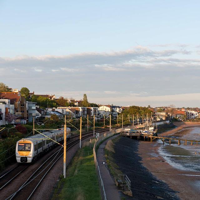 Marine Villa Hotel & Suites - Close To Beach, Train Station & Southend Airport Extérieur photo