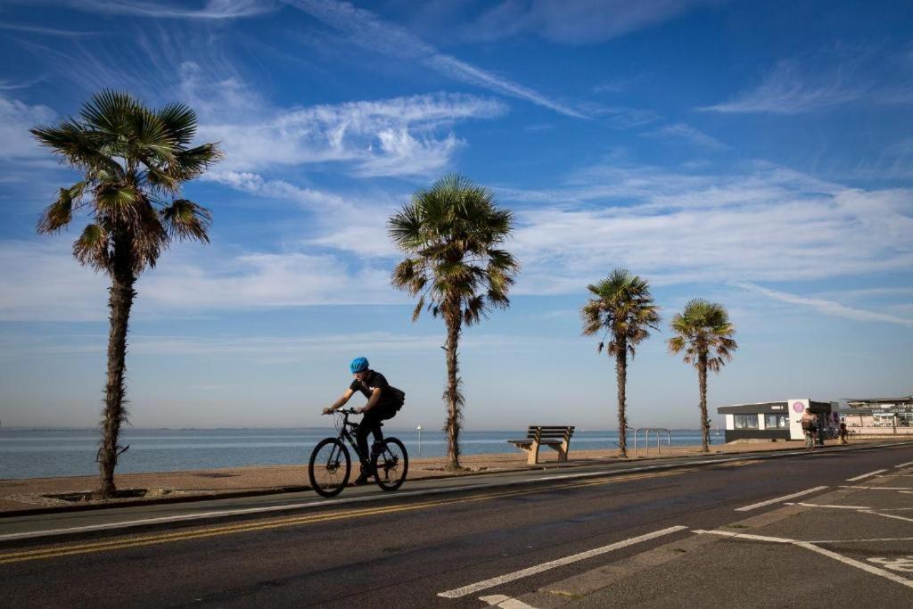 Marine Villa Hotel & Suites - Close To Beach, Train Station & Southend Airport Extérieur photo
