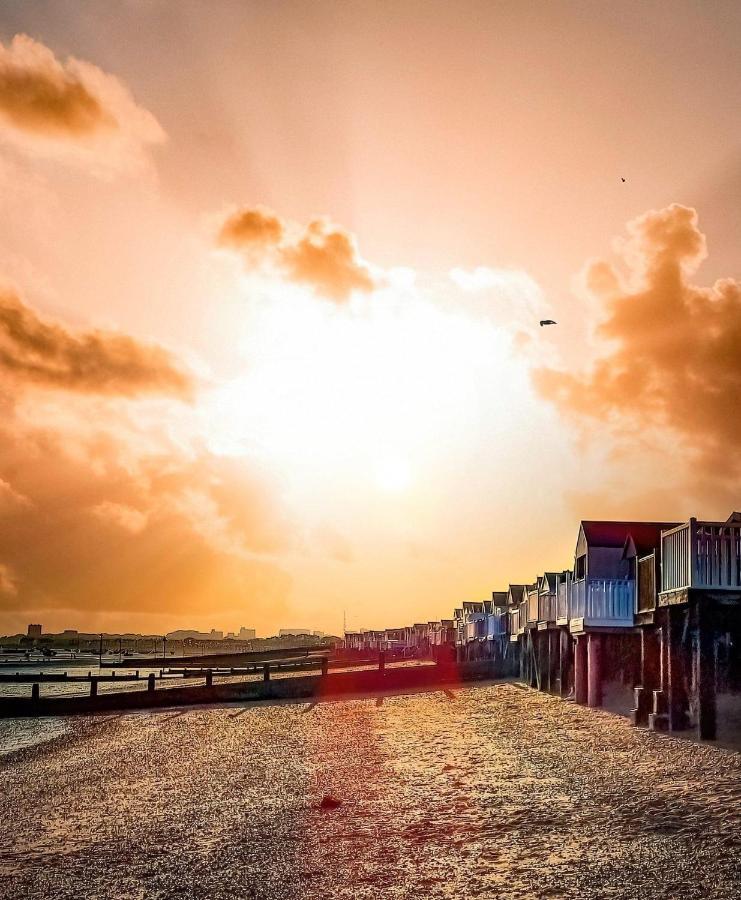 Marine Villa Hotel & Suites - Close To Beach, Train Station & Southend Airport Extérieur photo