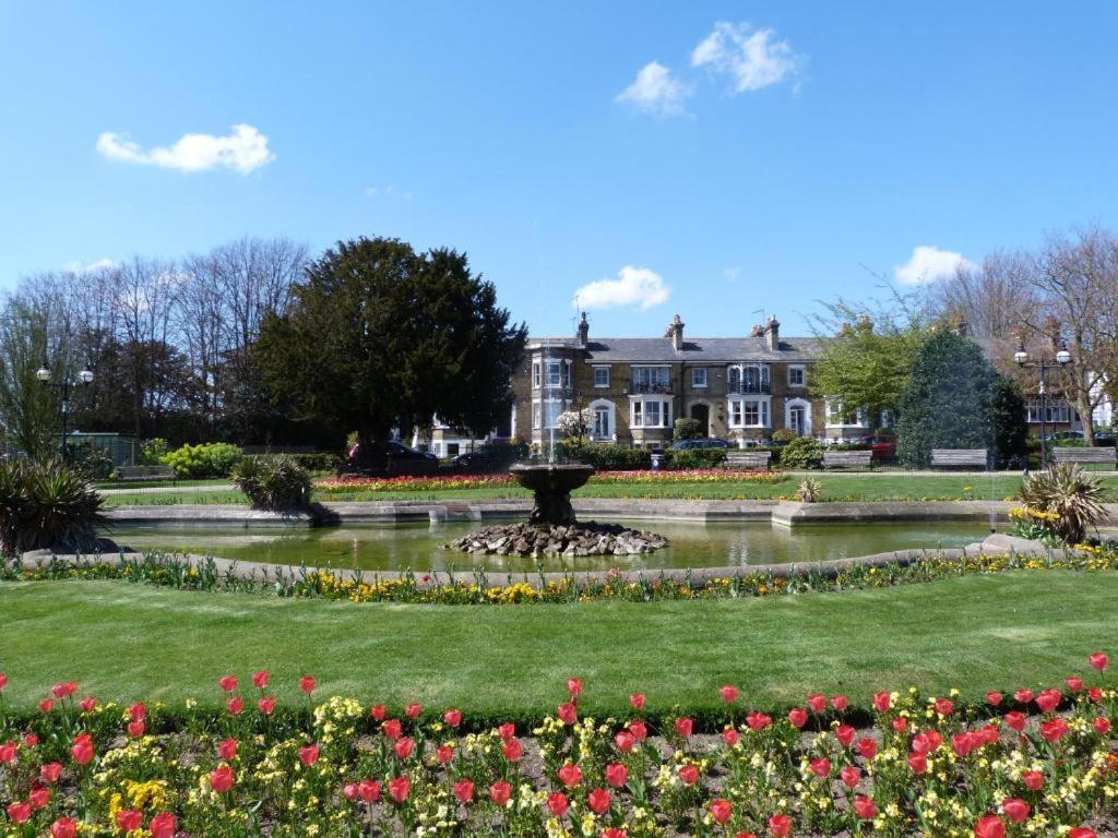 Marine Villa Hotel & Suites - Close To Beach, Train Station & Southend Airport Extérieur photo